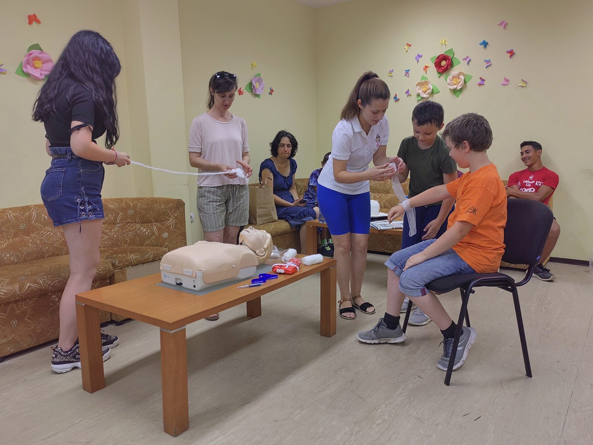 Занимания по оказване на първа помощ за деца от Центровете за работа с деца и младежи
