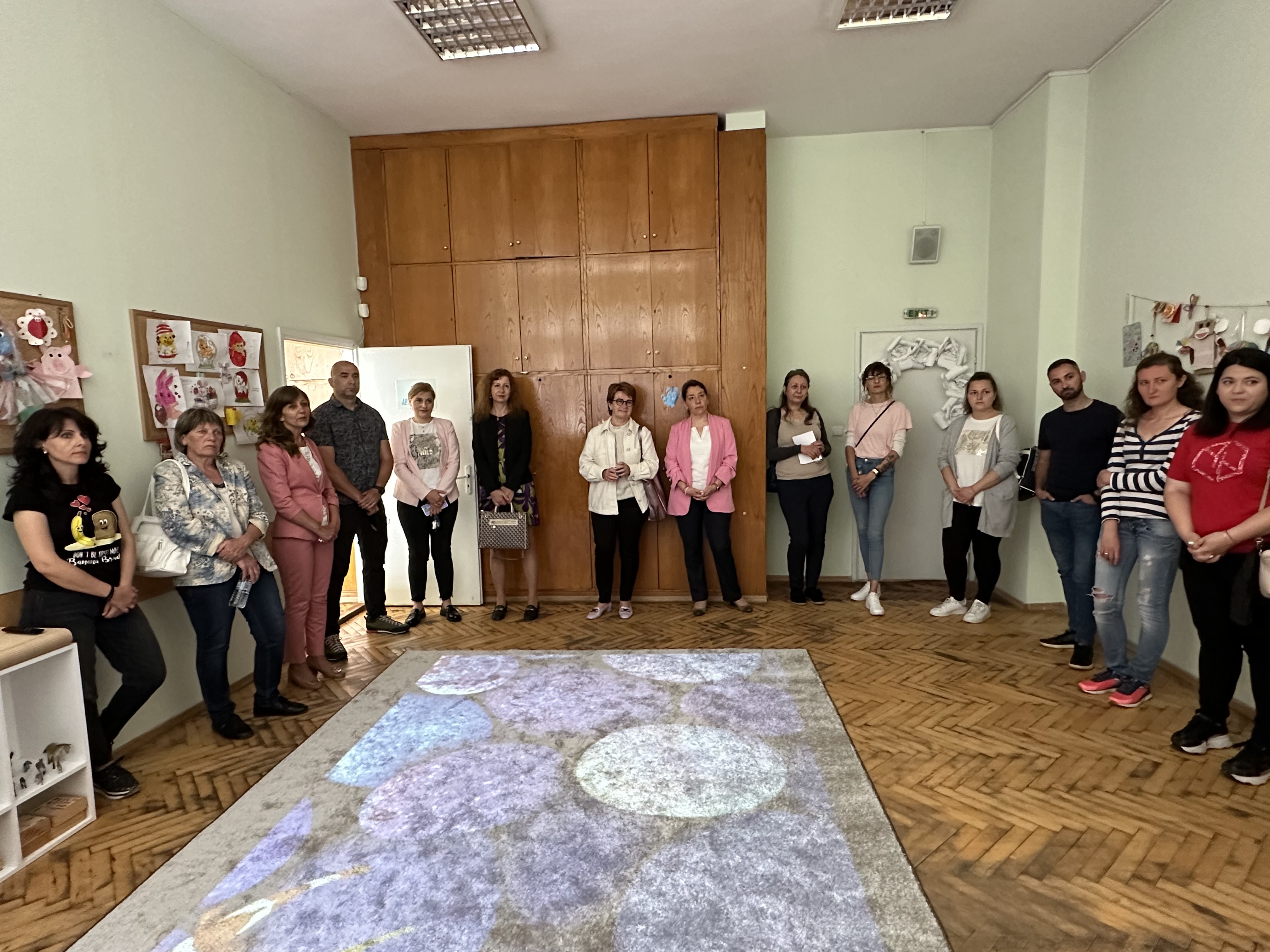 Ново оборудване - интерактивен под в Център за рехабилитация и интеграция за деца и младежи с увреждания,  ще подпомага усвояването на познавателни, двигателни и социални умения при децата